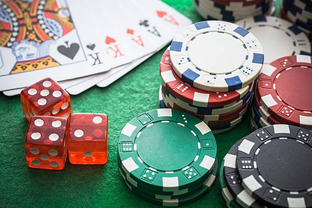 Live dealer at baccarat table showing Player and Banker hands clearly on a high-definition broadcast